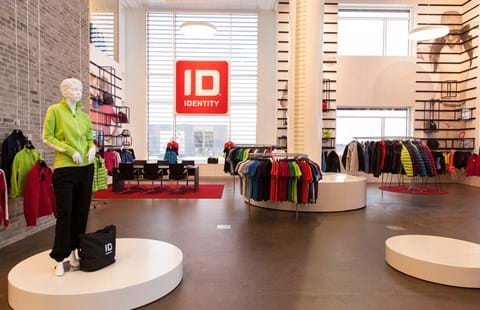 Røde filttæpper på gulvet i showroom